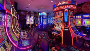 Dealer Live Casino berkata dengan pemain secara real-time melalui streaming berkualitas tinggi